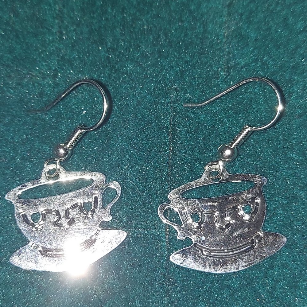 Colonial Williamsburg Virginia Metalcrafters Chromoly Tea Cup Earrings w/ Box